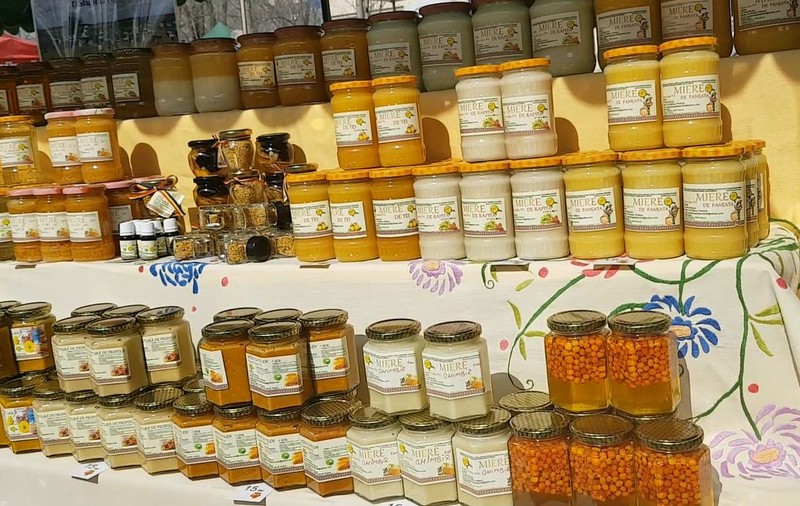 VIDEO / Cum deosebim mierea naturală de cea contrafăcută. Uite ce metodă simplă