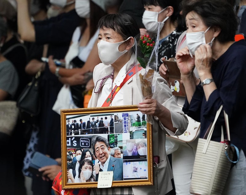 Mii de oameni s-au adunat la Tokyo pentru a-i aduce un ultim omagiu lui Shinzo Abe, fostul premier japonez asasinat