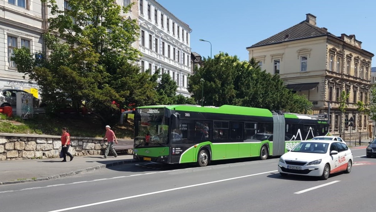 Un autobuz în stație, în Brașov