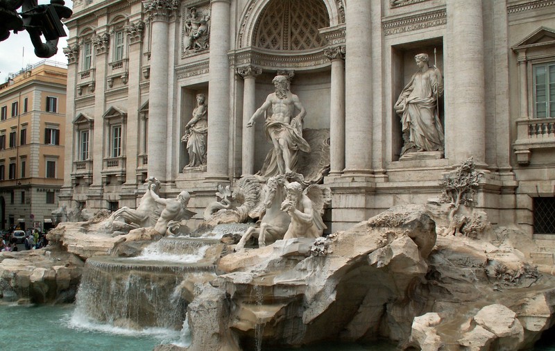 Scandal pe monedele aruncate în Fontana di Trevi, de la Roma. Ce vrea primăria să facă cu banii