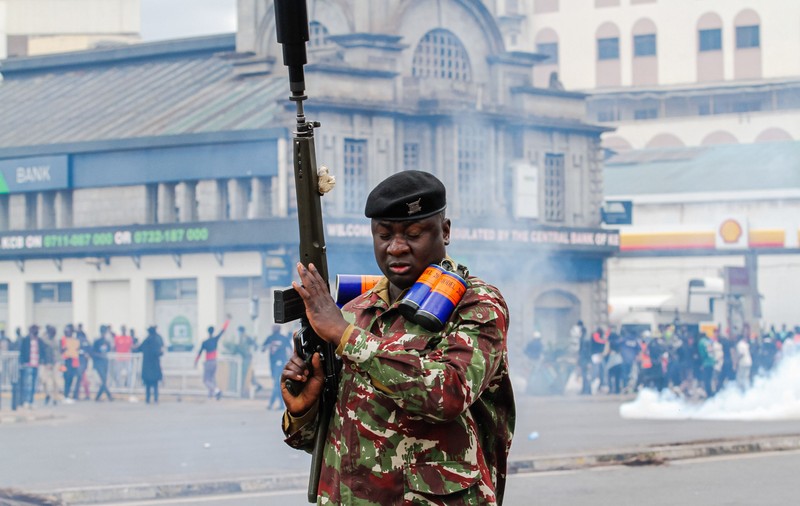 Proteste violente în Kenya. Clădirea Parlamentului din Nairobi, incendiată. Cel puţin cinci manifestanţi, ucişi