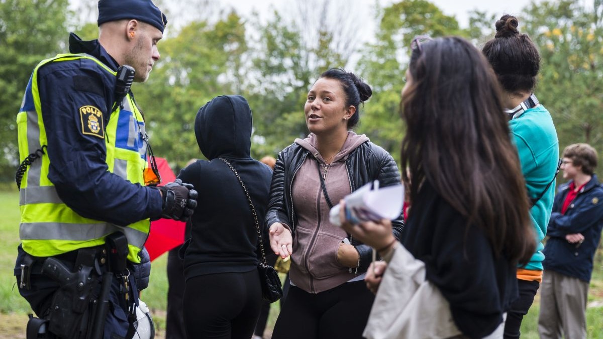 Protestatari în fața locului unde se desfășoară un miting electoral al partidului de dreapta „Democrații Suedezi” (Sweden Democrats), la teatrul în aer liber Traffens din Nyköping, Suedia, înaintea alegerilor generale din 7 septembrie 2018