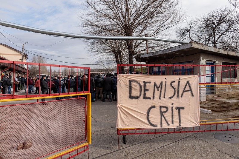 Mesajul de pe poarta autobazei STB din Ferentari. Foto: Vlad Chirea