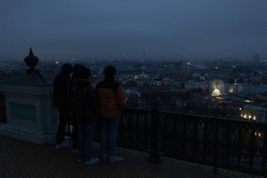 Oamenii privesc străzile neiluminate din Kiev în timpul unei pene de curent programată, pe 5 noiembrie 2022. Foto: Profimedia