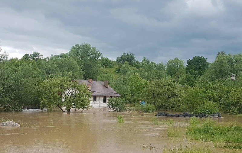 Inundații în Sighetu Marmației. Zeci de persoane, evacuate din calea apei