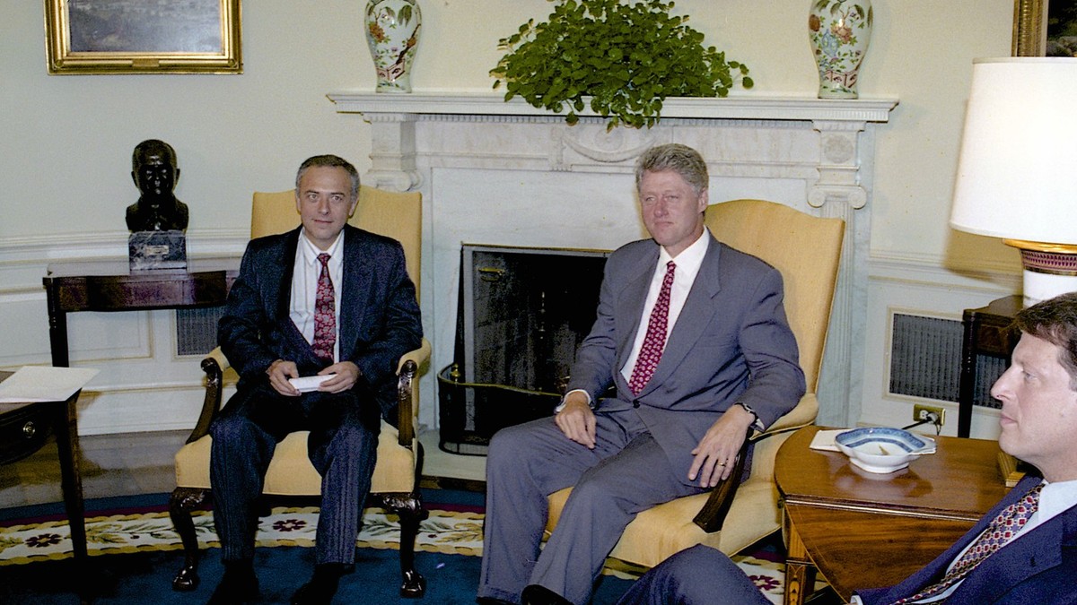 Andrei Kozîrev (stânga), primit la Casa Albă de către Bill Clinton (în centrul imaginii), în septembrie 1993 Foto: Profimedia