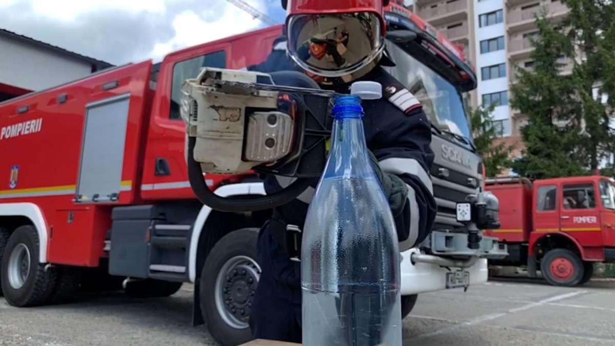 Pompierii din Bistrița desfac o sticlă de apă cu drujba