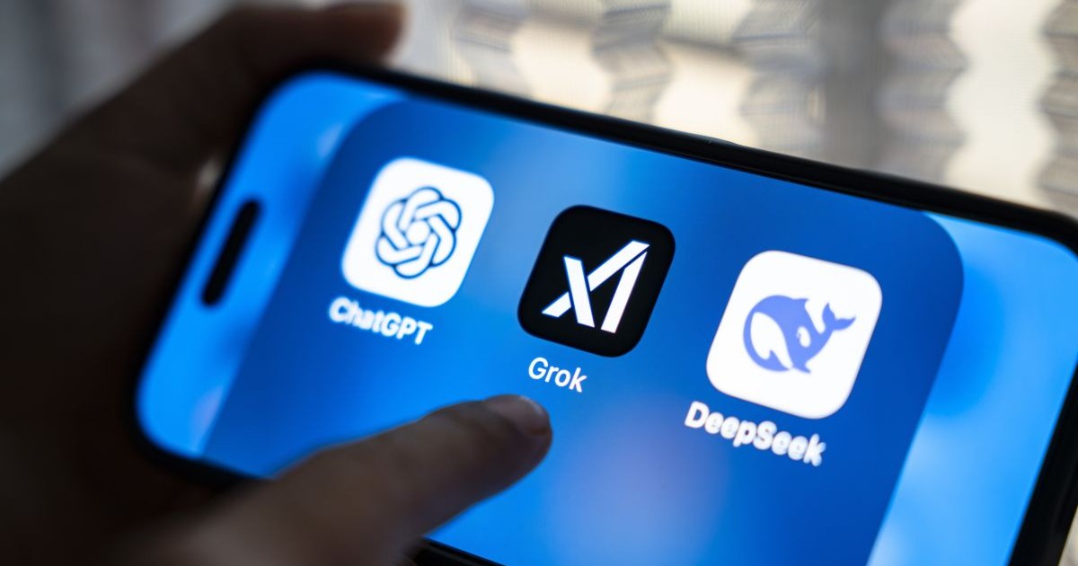 Aplicațiile ChatGPT, Grok și DeepSeek afișase pe ecranul unui smartphone.