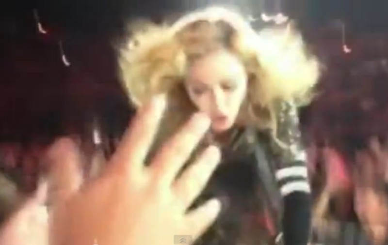 Madonna, CEL MAI PENIBIL MOMENT din carieră! Uite CE A PĂŢIT PE SCENĂ | VIDEO