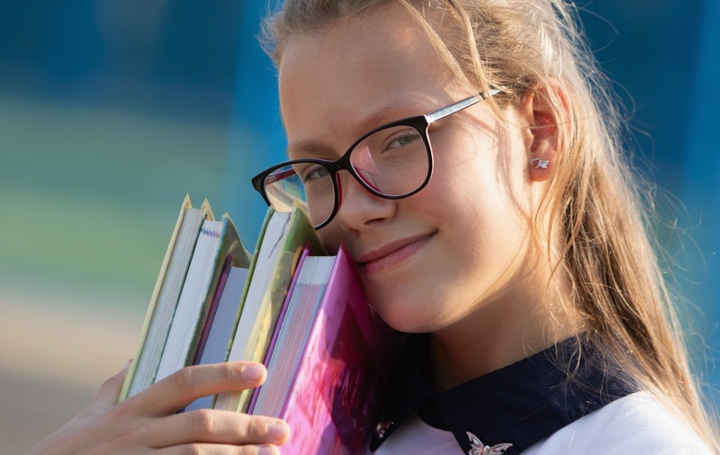 Elevii de clasa a IX-a au început liceul cu o programă școlară nouă, dar fără niciun manual. Foto: Shutterstock