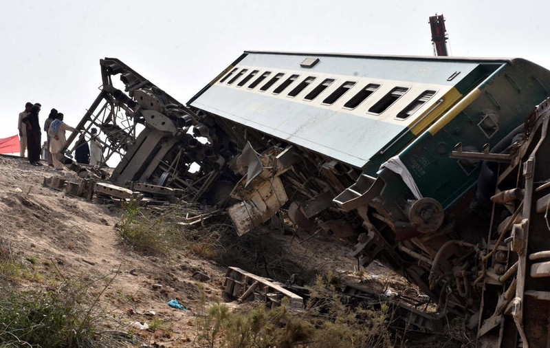Cel puțin 30 de morți, după ce două trenuri s-au ciocnit în Pakistan