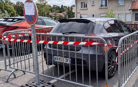 Un BMW parcat neregulamentar a fost înconjurat de bariere metalice