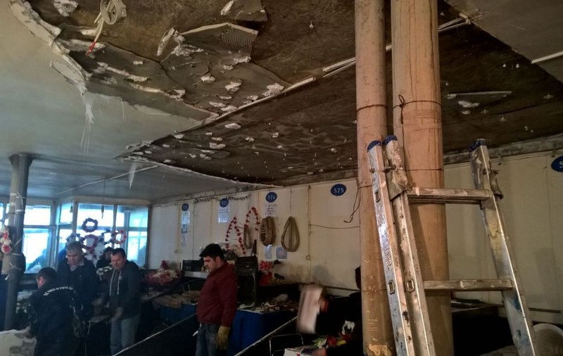 Panică în piața de flori! Tavanul unei hale din Ploiești s-a prăbușit peste tarabe