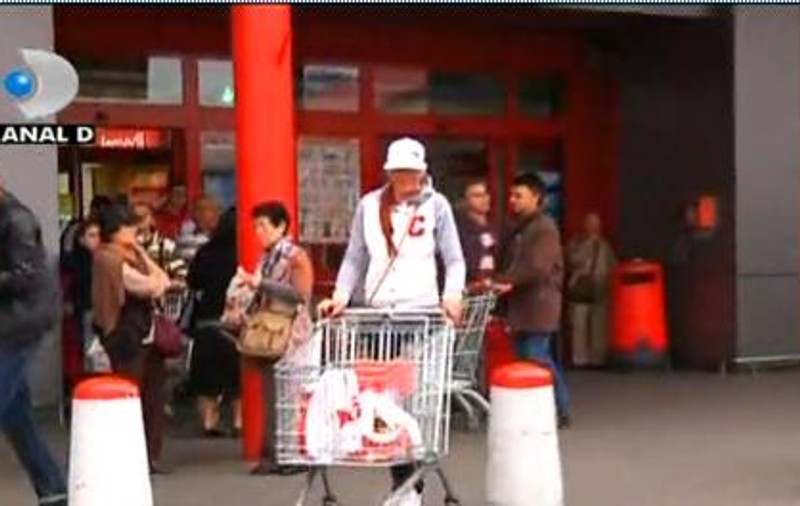 Foto | Pentru a face cumpărături dintr-un supermarket, Bianca Drăguşanu s-a deghizat în..."baschetbalist"