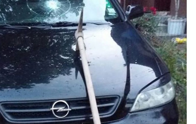 Un bărbat a atacat o maşină de poliţie şi a lovit un om al legii cu un târnăcop