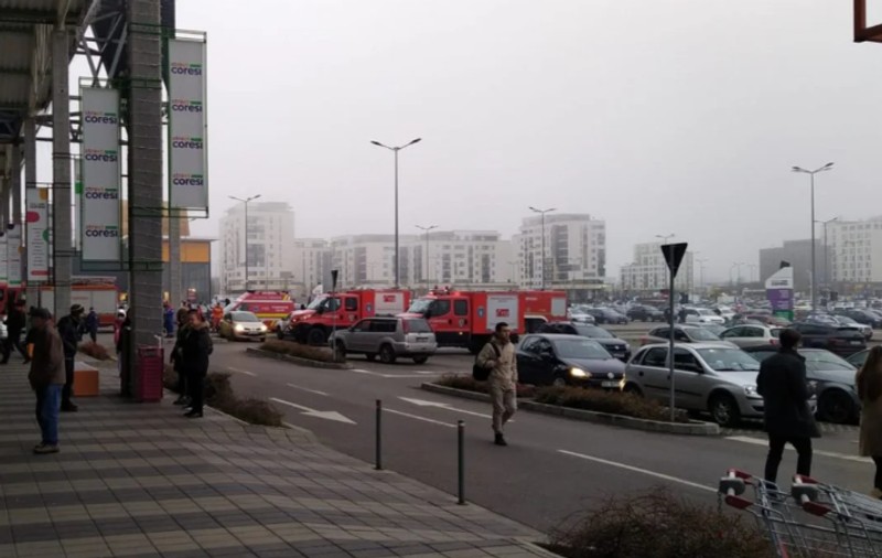 Incendiu la un mall din Brașov. Circa 80 de oameni s-au autoevacuat