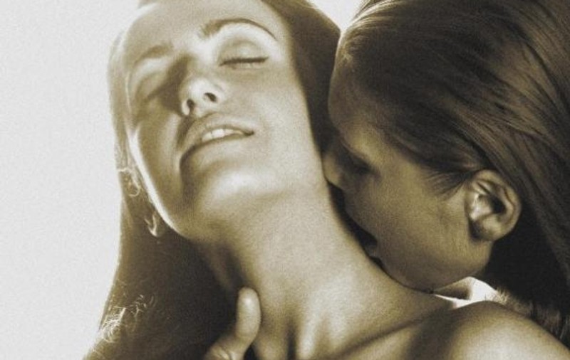 Lesbiană geloasă pe soţul iubitei ei