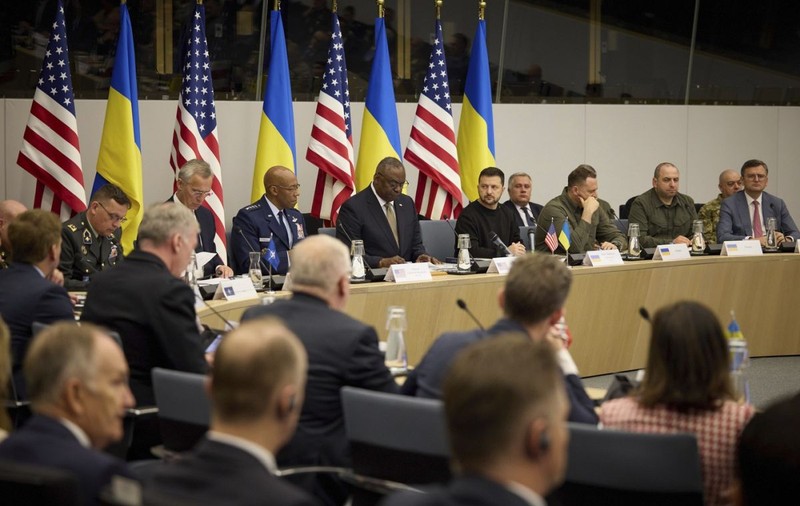Întăriri pentru Ucraina: ce echipamente militare au promis aliații occidentali la reuniunea de la Ramstein. Zelenski a cerut livrări mai rapide