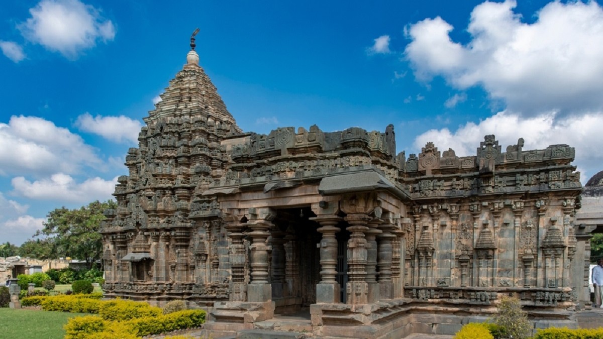 Ce înseamnă când visezi templu Imagine cu Templul hindus Mahadeva din India dedicat zeului Shiva