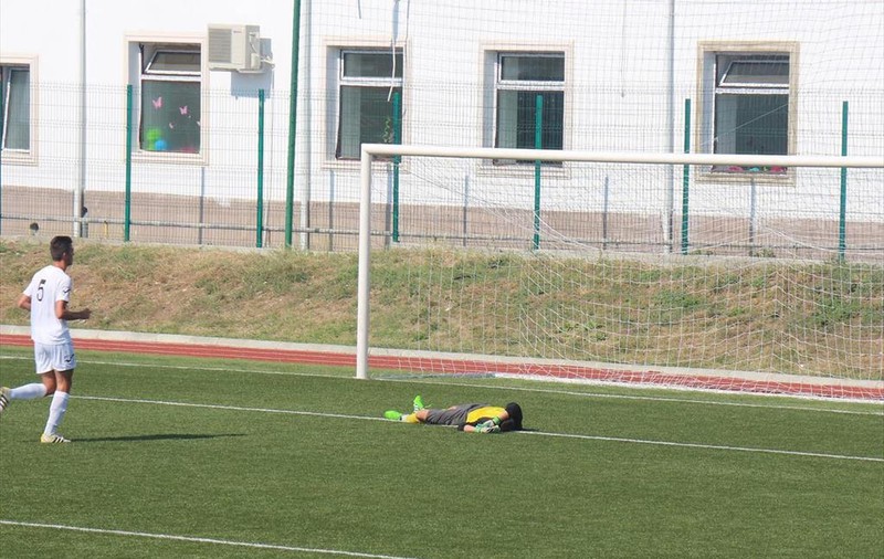 Un fotbalist din România s-a prăbușit pe teren! Ambulanța a întârziat 20 de minute și a fost transportat cu pătura de colegi