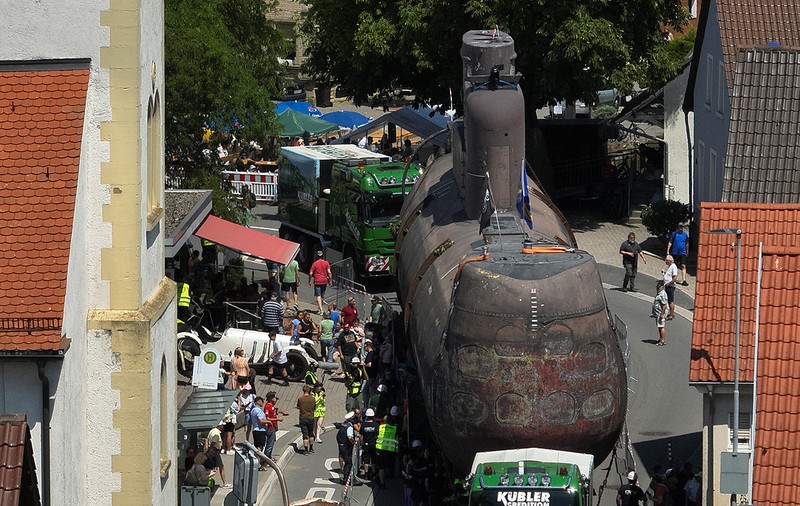 Submarin de 48 de metri, filmat pe străzile înguste ale unui oraș german! Sute de oameni au ieșit din case pentru a vedea transportul special