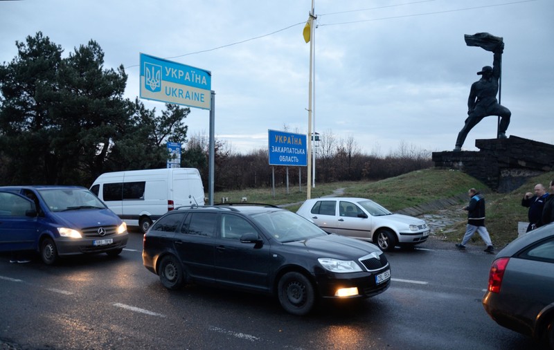 Ucrainenii scot indicatoarele rutiere de pe drumuri pentru a-i deruta pe ruși
