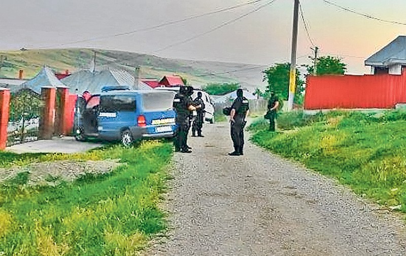 Frați cu poștașii, cămătarii au jupuit tot satul