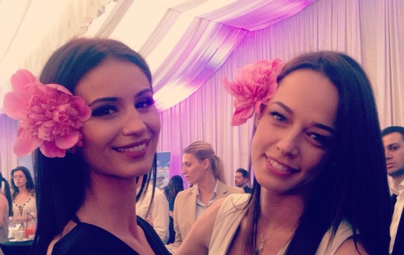 Andreea Raicu şi Geanina Ilieş au inventat "selfie-ul floral"