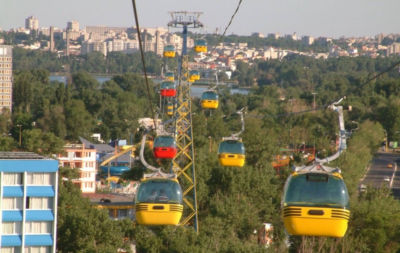 Telegondola din Mamaia s-a blocat cu peste 100 de persoane în cabine. Două au suferit atacuri de panică