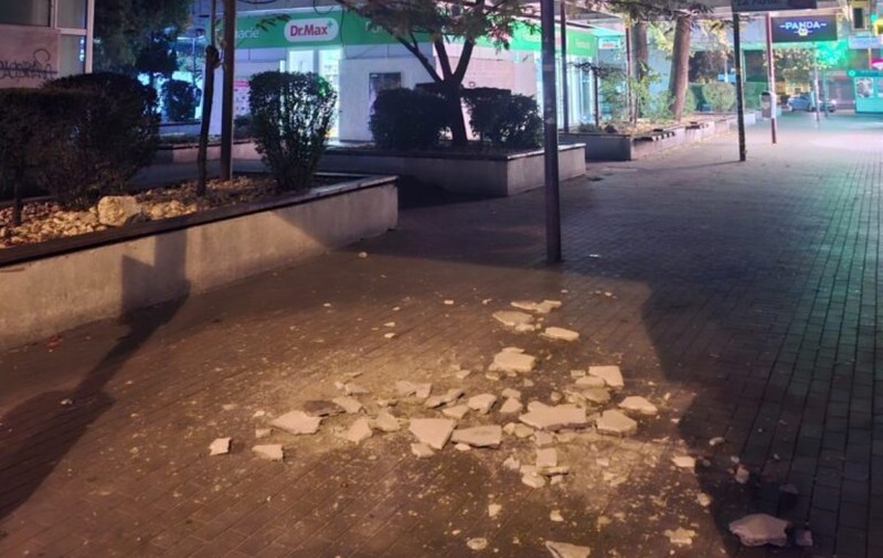 Complexul Mare din Ploiești, un pericol pentru cetățeni. Bucăți mari de tencuială cad pe zona pietonală