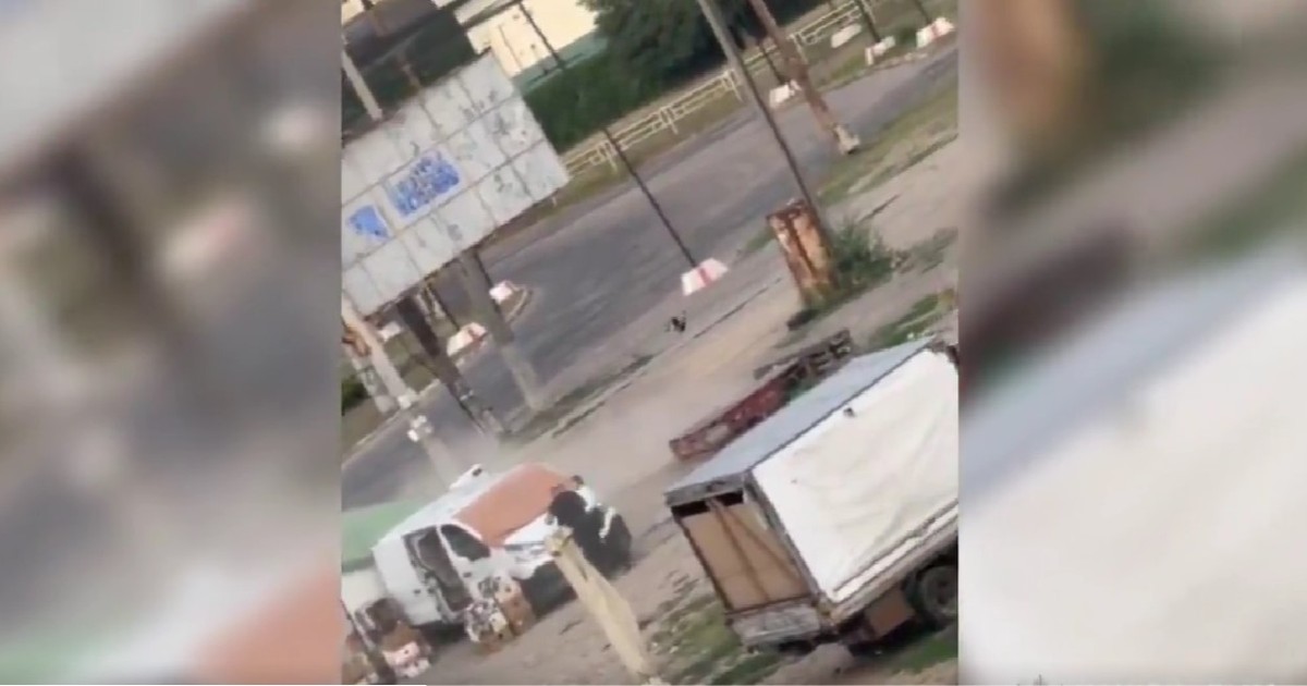 Vânzătorul de legume aleargă în jurul vehiculului său pentru a scăpa de drona rusească Captură X @MrcMedyaa