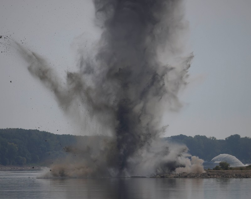 Stânca Pârjoaia, detonată controlat cu 180 kg de explozibil, pe Dunăre. Armata încearcă salvarea centralei de la Cernavodă