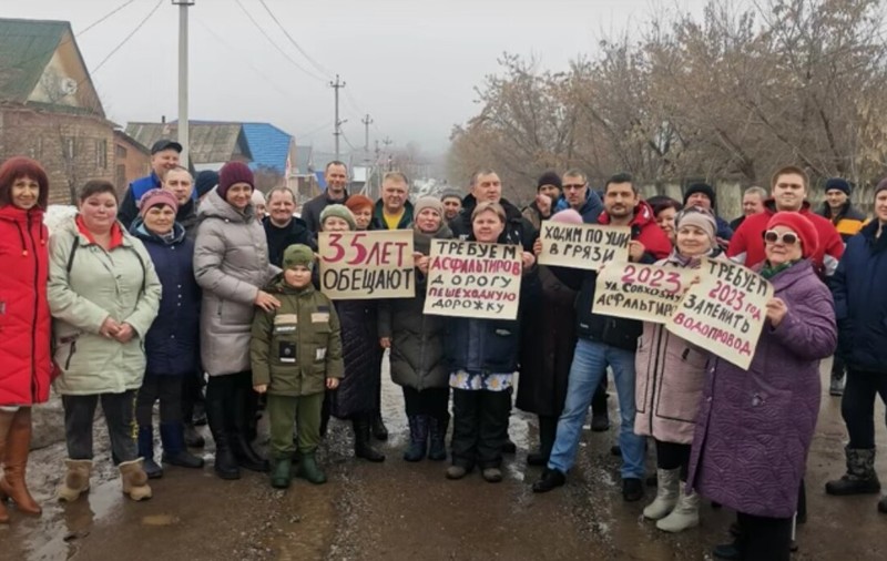 O rusoaică, trimisă în judecată după un mesaj video adresat lui Vladimir Putin, în care cere repararea străzii: „Stăm în noroiul ăsta de 35 de ani!”