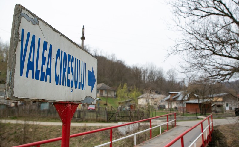 De la podețul extrem de îngust începe asfaltarea drumului Valea Cireșului