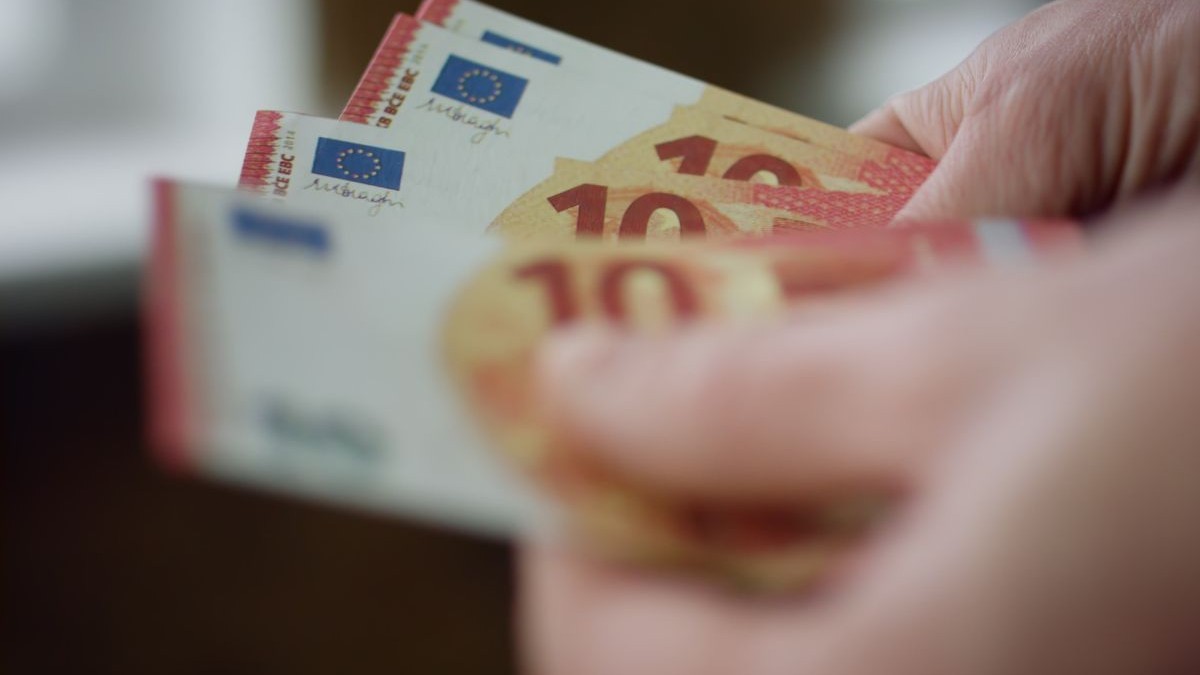 Un român a încercat să mituiască un polițist pentru a scăpa de o amendă de 8.300 de euro, după ce a încălcat grav regulile de trafic, în Italia. Imagine cu caracter reprezentativ. Sursă foto: Envato