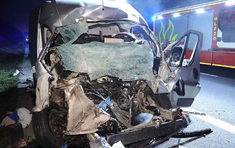 Un șofer român oprit pentru o pană s-a trezit cu un Peugeot Boxer sub remorcă și nu l-a mai putut salva pe colegul lui