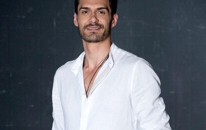 DERAPAJ. Actorul George Burcea, autorul unui roman despre violență domestică, îndeamnă pe Instagram ca femeile să fie bătute „cu mese, cu scaune”