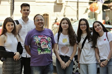Elevii și profesorul lor de matematică și diriginte, la ieșirea de la Bac