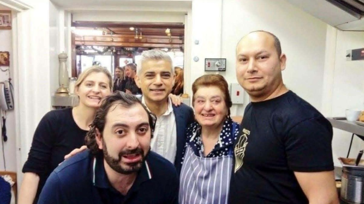 Bucătarul Cosmin Cornea și echipa sa din restaurant, toți stau în bucătărie și poartă șorțuri speciale pentru gătit