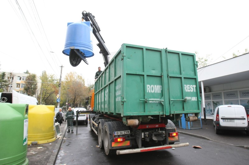 După ce preia deșeurile, Romprest le transportă și le predă stațiilor de operare, care realizează sortarea și depozitarea
