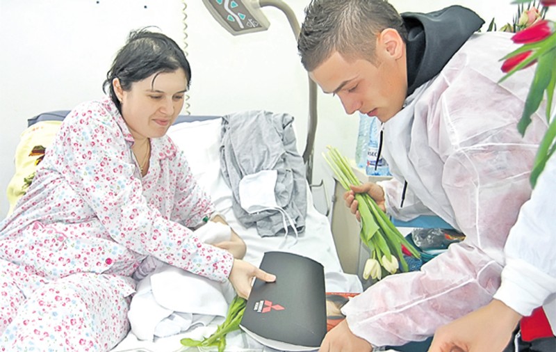 Foto | De Ziua Femeii, dinamoviștii le-au făcut o surpriză doamnelor de la un spital din Bucureşti