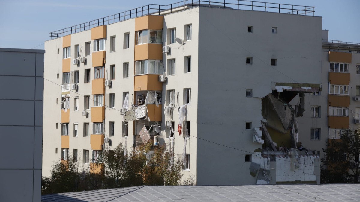 Un bloc în care s-a produs o explozie și prezintă avarii majore