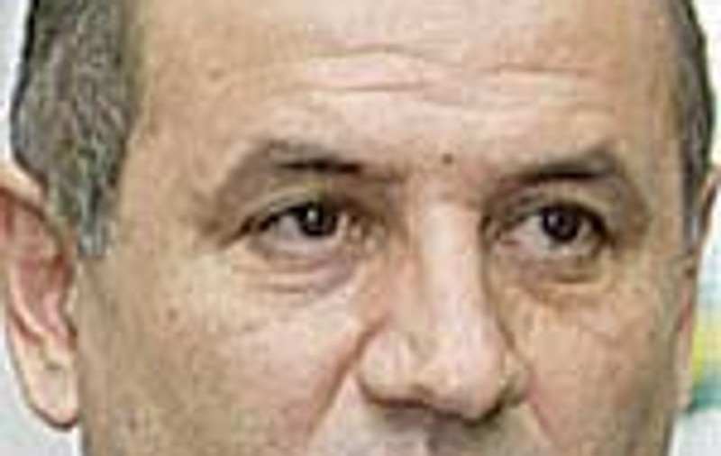 Copos a dat unor cersetori 200 euro