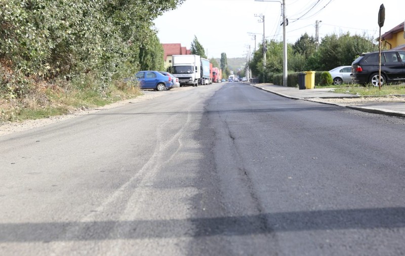 Culmea asfaltării la Craiova: stradă refăcută doar pe jumătate, de-a lungul graniței dintre oraș și o comună