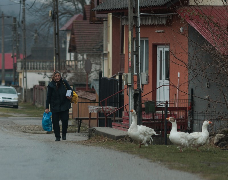 VIDEOREPORTAJ De 8 Martie, femeile din Bărbătești, Vâlcea, își doresc sănătate, pace și o pereche de adidași: „Pantofi nu mi-am luat de ani de zile!”