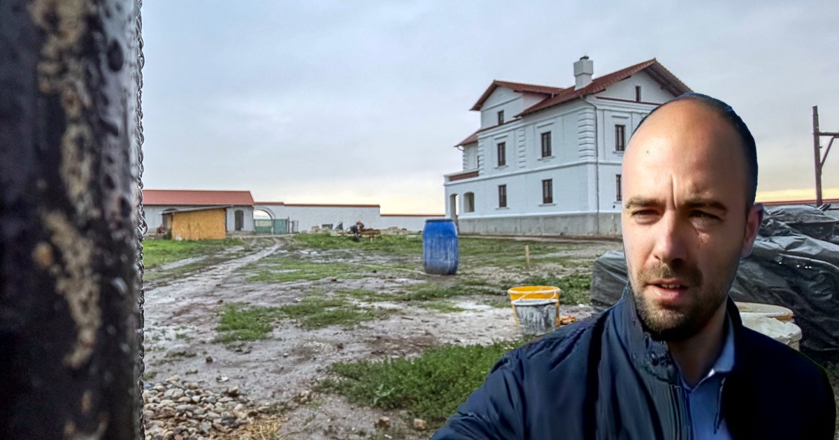 Un colaj cu p casa in constructie si un barbat intr-o geaca de culoare inchisa