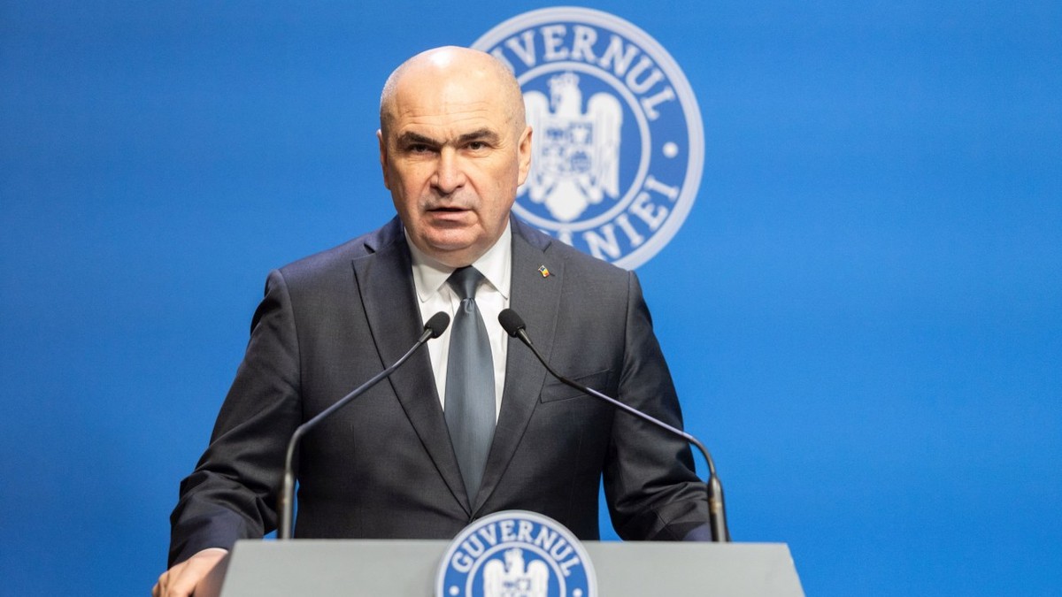 Ilie Bolojan în costum, la sediul Guvernului
