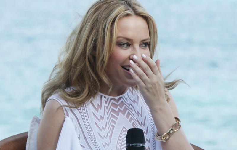 O poză cu Kylie Minogue şi un urs de pluş fără chiloţi a fost interzisă pe Facebook