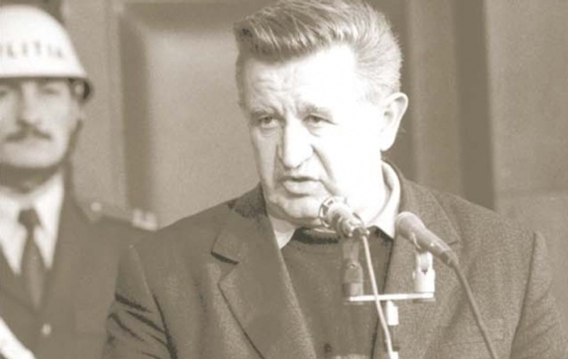 Ea este nevasta lui Tudor Postelnicu, unul dintre apropiaţii familiei Ceauşescu