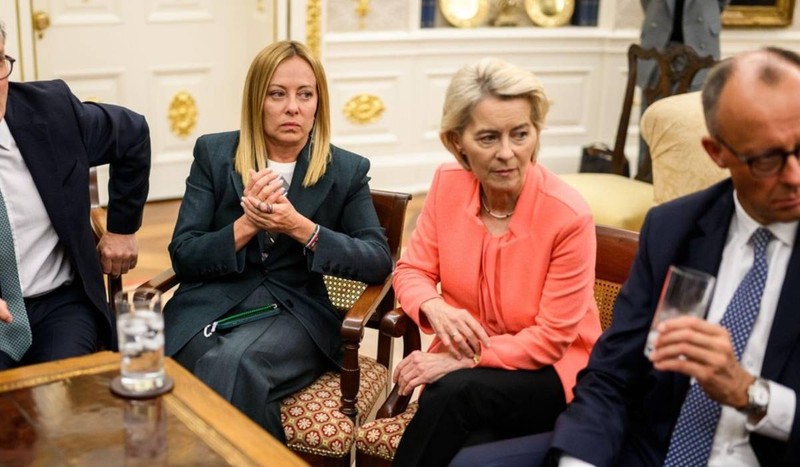 Înregistrările întâlnirii de la Casa Albă arată că Trump a sugerat chiar că von der Leyen ar putea fi cea mai puternică dintre liderii europeni prezenți, reprezentând 27 de țări. Foto: Profimedia Images